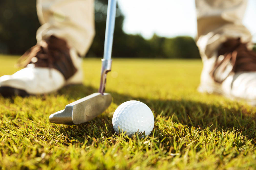 close up golfovú palicu, loptičku a topánky