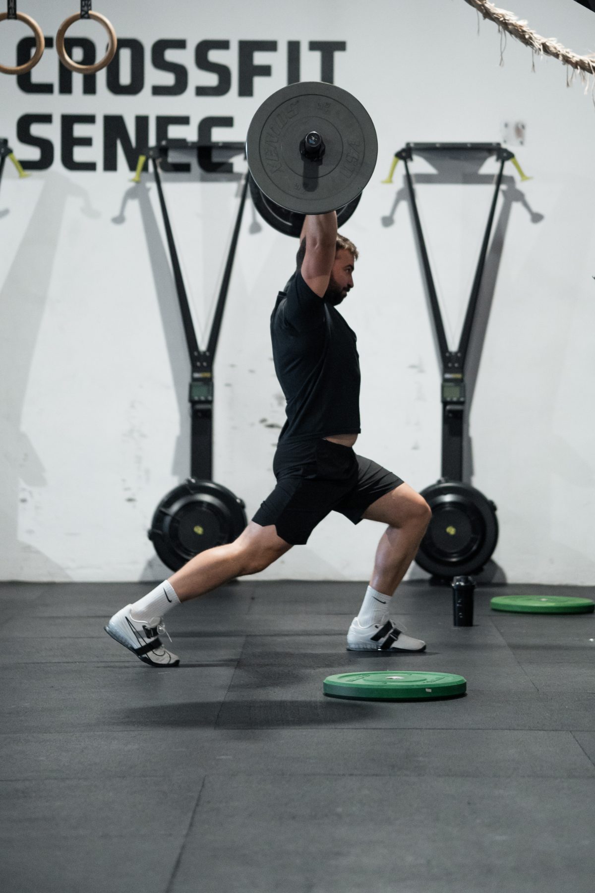 CrossFit tréning v CrossFit Senec – výpad s činkou nad hlavou