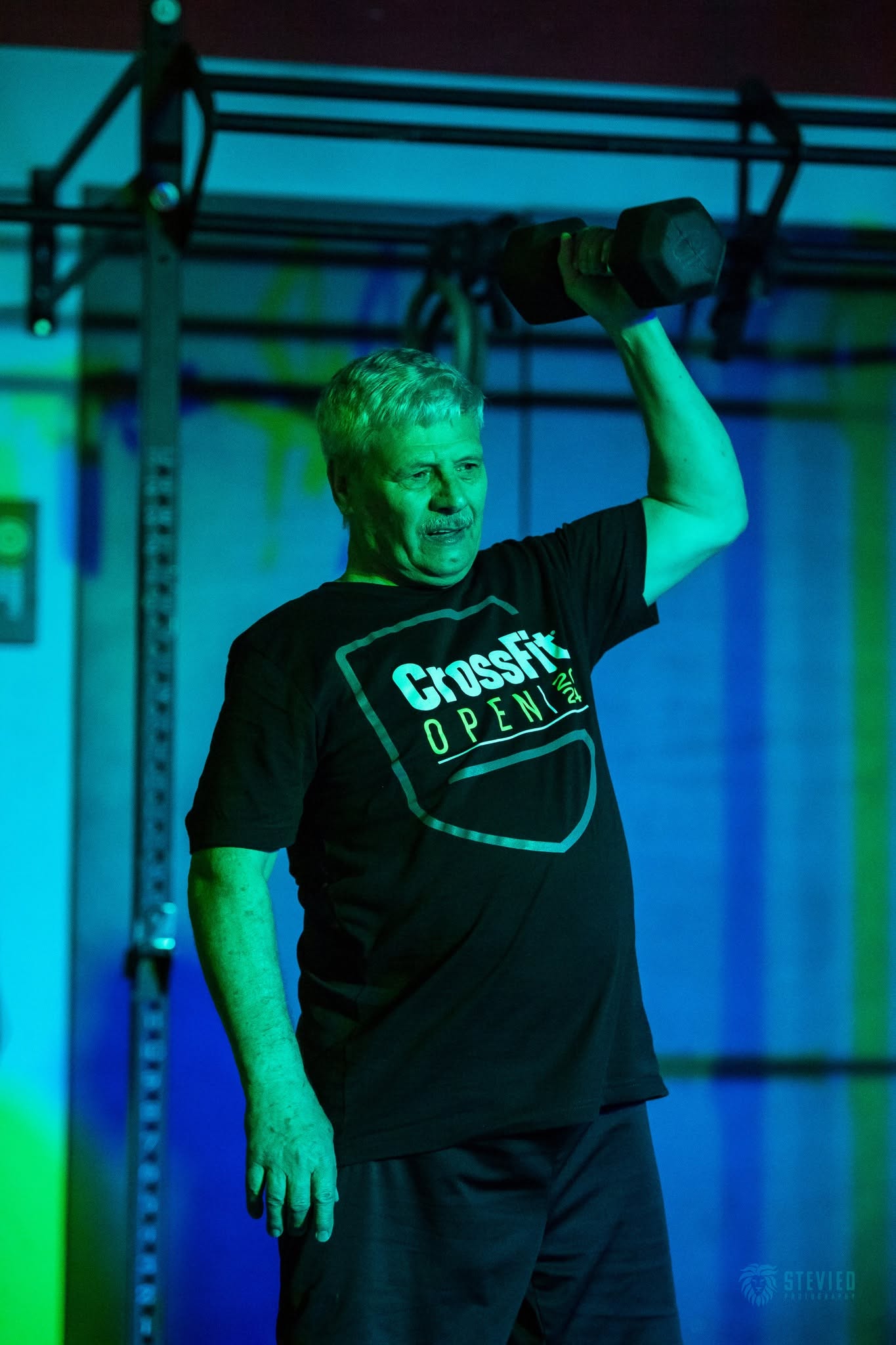 Senior pri cvičení s jednoručkou v CrossFit Senec