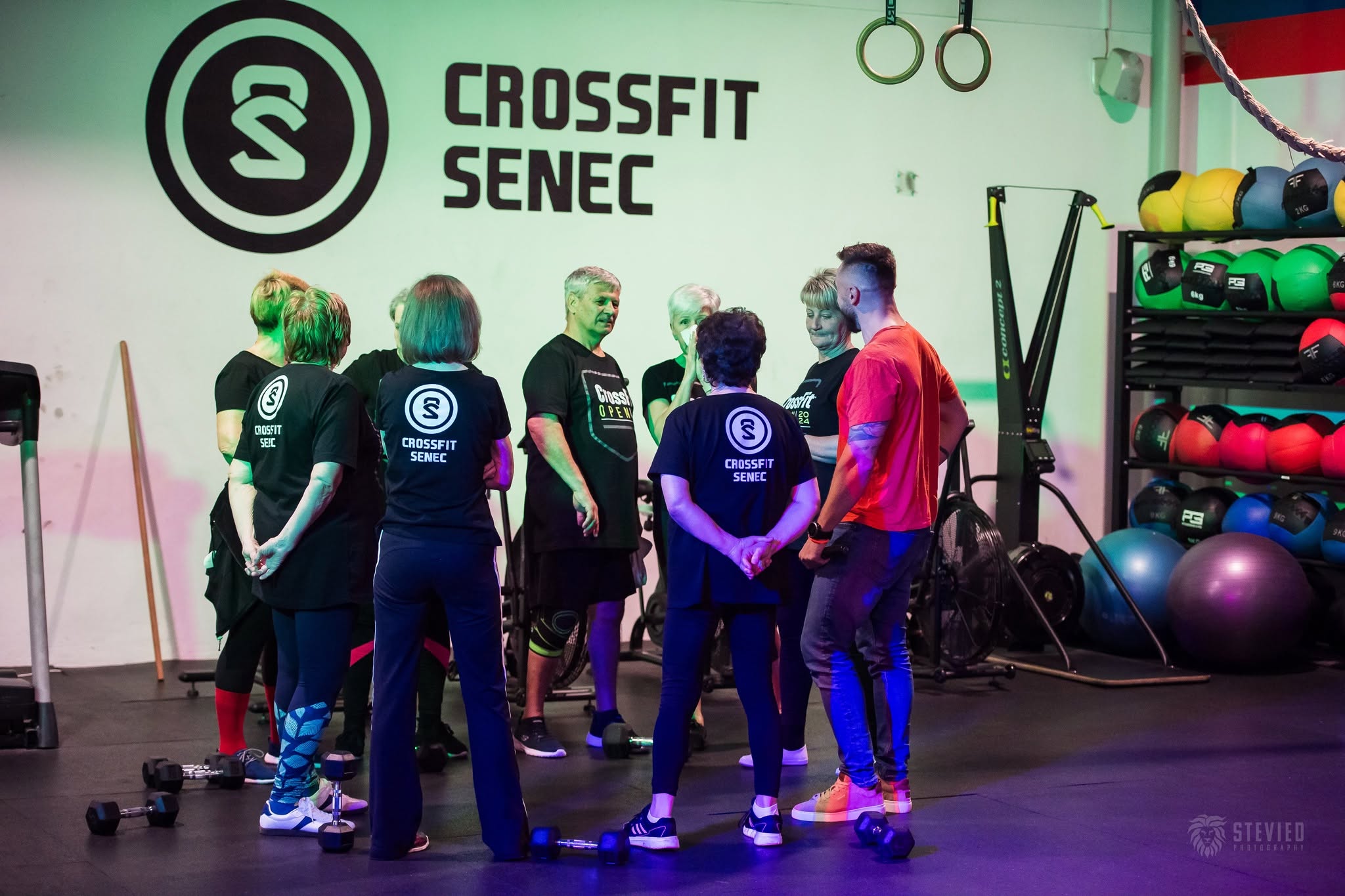 Skupina seniorov s trénerom v CrossFit Senec