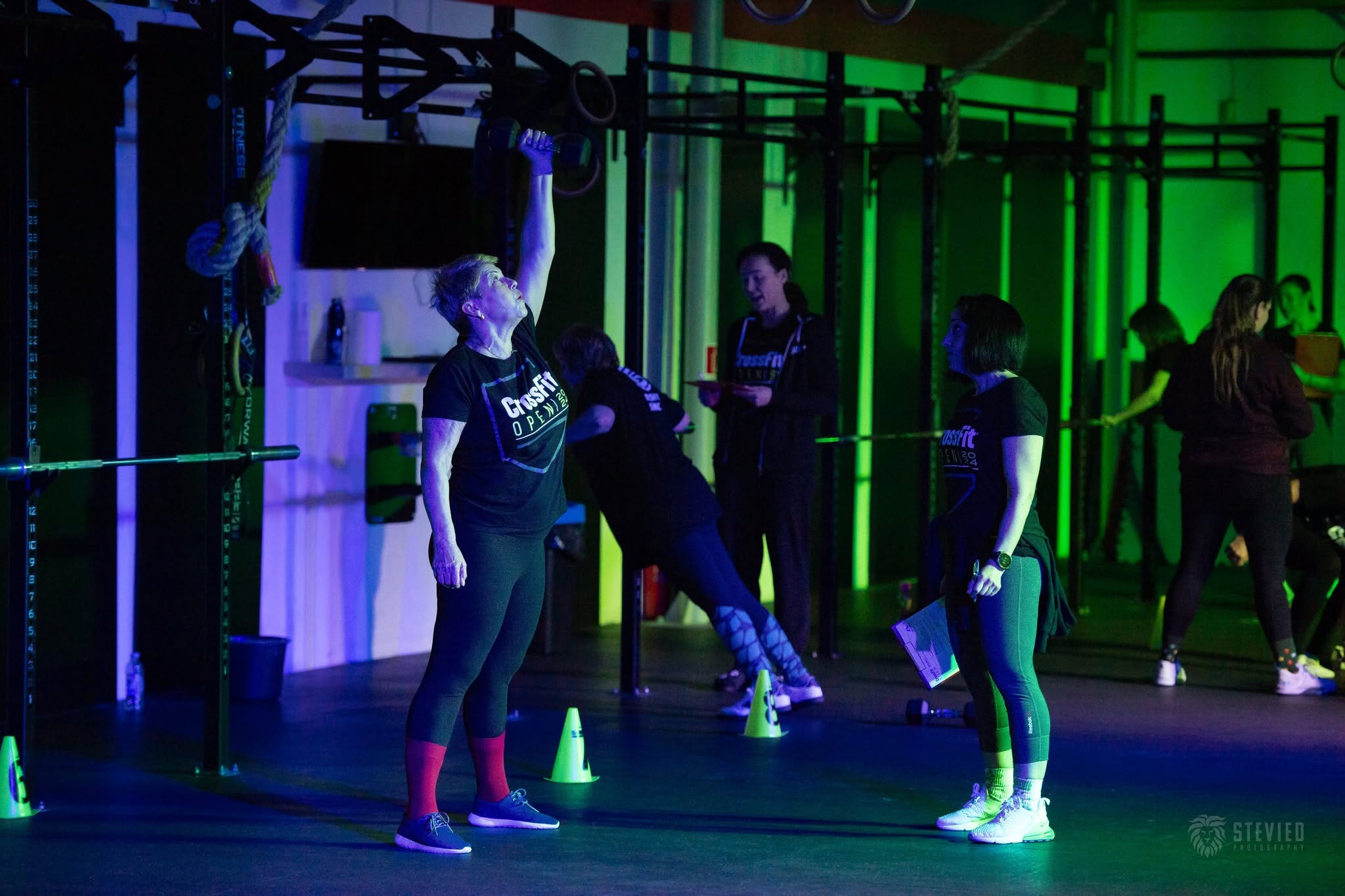 Seniorka pri cvičení s jednoručkou v CrossFit Senec