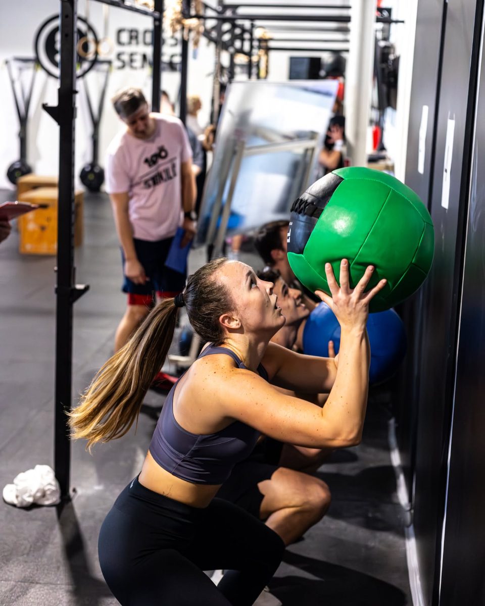 Wall balls na HYROX tréningu v CrossFit Senec