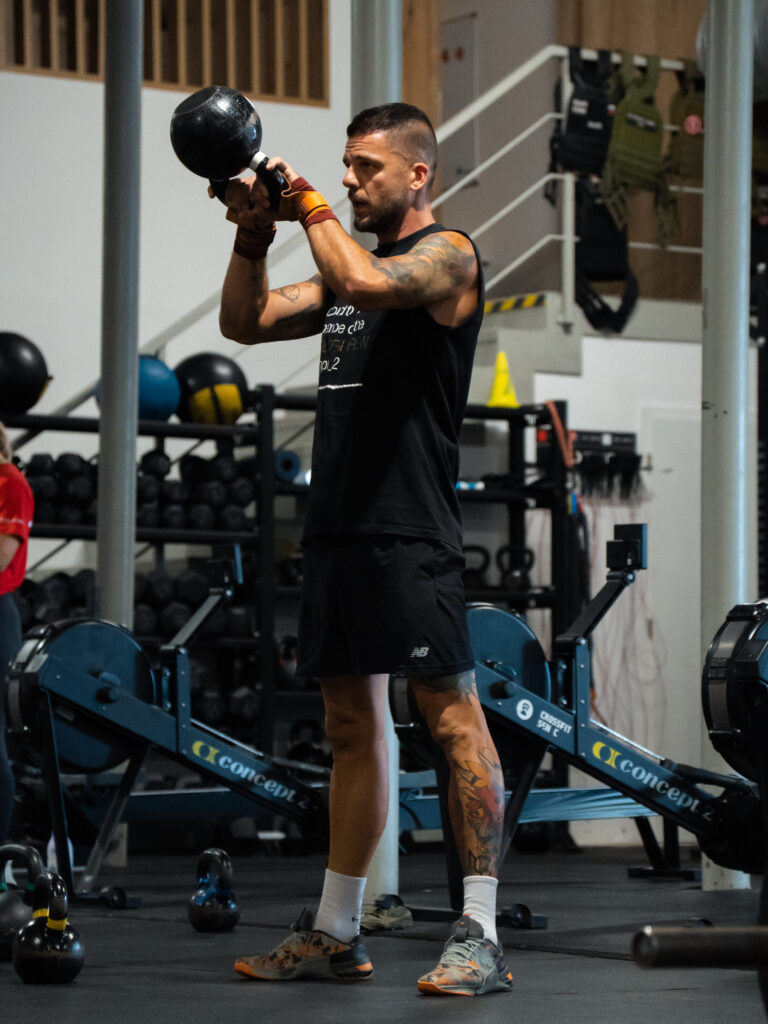 Člen CrossFit Senec s kettlebellom počas skupinového CrossFit tréningu